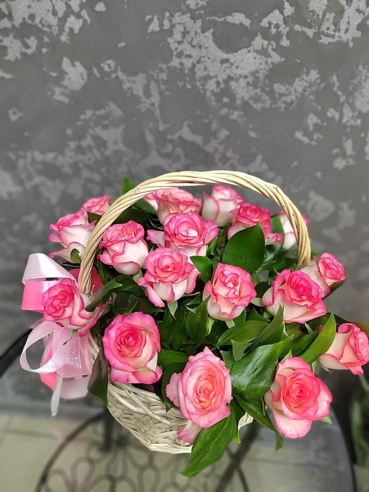 Композиция французская провинция в Анадыри Цветочная композиция из Розы в корзине в Анадыри
