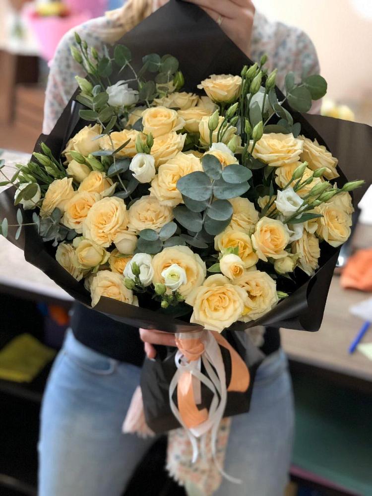 Букет цветов из: Розы и Лизиантусы в Анадыри