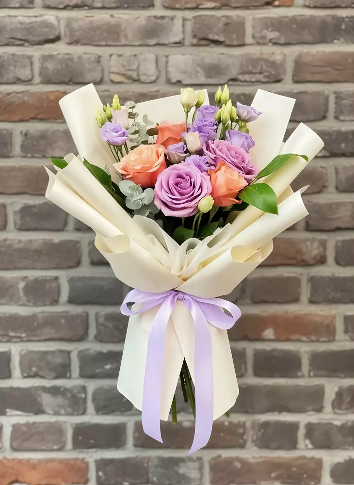 Букет цветов из: Лизиантусы и Розы в Анадыри