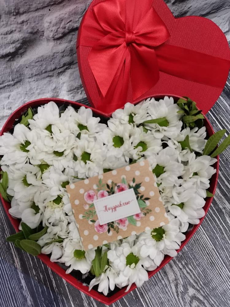 Цветочная композиция из Хризантемы в виде сердца в Анадыри